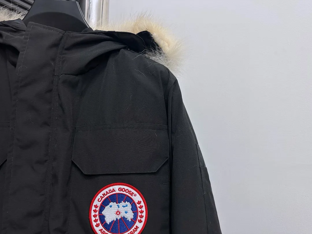 P780 Top Purchasing Version (Wolf Hair Optional) 🇨🇦CANADA GOOES 24 new models 08 models/couple models Factory direct supply: supplying global purchasing agents, micro-business, entities, Tmall, high-end stalls and studio cooperation, free shipping! Canada Goose Expedition Parka 2008 is the same style for men and women. It is mid-length and the most timeless classic. All Arctic and Antarctic scientific expedition teams choose Canada Goose as their cold-proof equipment. It is the Rolls-Royce of down jackets. ➖ Industry-leading anti-counterfeiting chip sensing. ➖ Imported Behringer embroidery machines and customized embroidery labels, the highest level and industry leading. ➖ Imported Korean 21-count polyester-cotton blended original fabric, TC85 waterproof coated fabric, water-repellent, windproof and wear-resistant. ➖ The new national standard 80 white duck down is filled with an average of 520 grams of down. The amount of down filled is industry-leading. ➖ 100% nylon lining with double double-layer sealing design to prevent velvet running, and seamless thread design on the cuffs! ➖ Western Canadian Green Wolf Collar. ➖ Yoshida YKK provides original factory-customized electroplated sliders. YKK two-way lockable zippers are tight and smooth and do not peel off paint. ➖ 3M composite Velcro is durable and the accessories and hardware are all custom-made. Note: Our copywriting is only simple and clear. Instead of bragging about the copywriting, it is better to compare and understand with samples. Only for the purest goose, the most dedicated, the most professional, the highest quality, the highest cost performance!  Size:XS-XXL